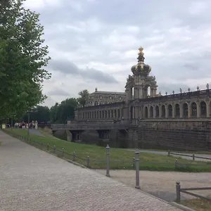 https://fewo-am-zwinger-2.dresdenhotels.net
